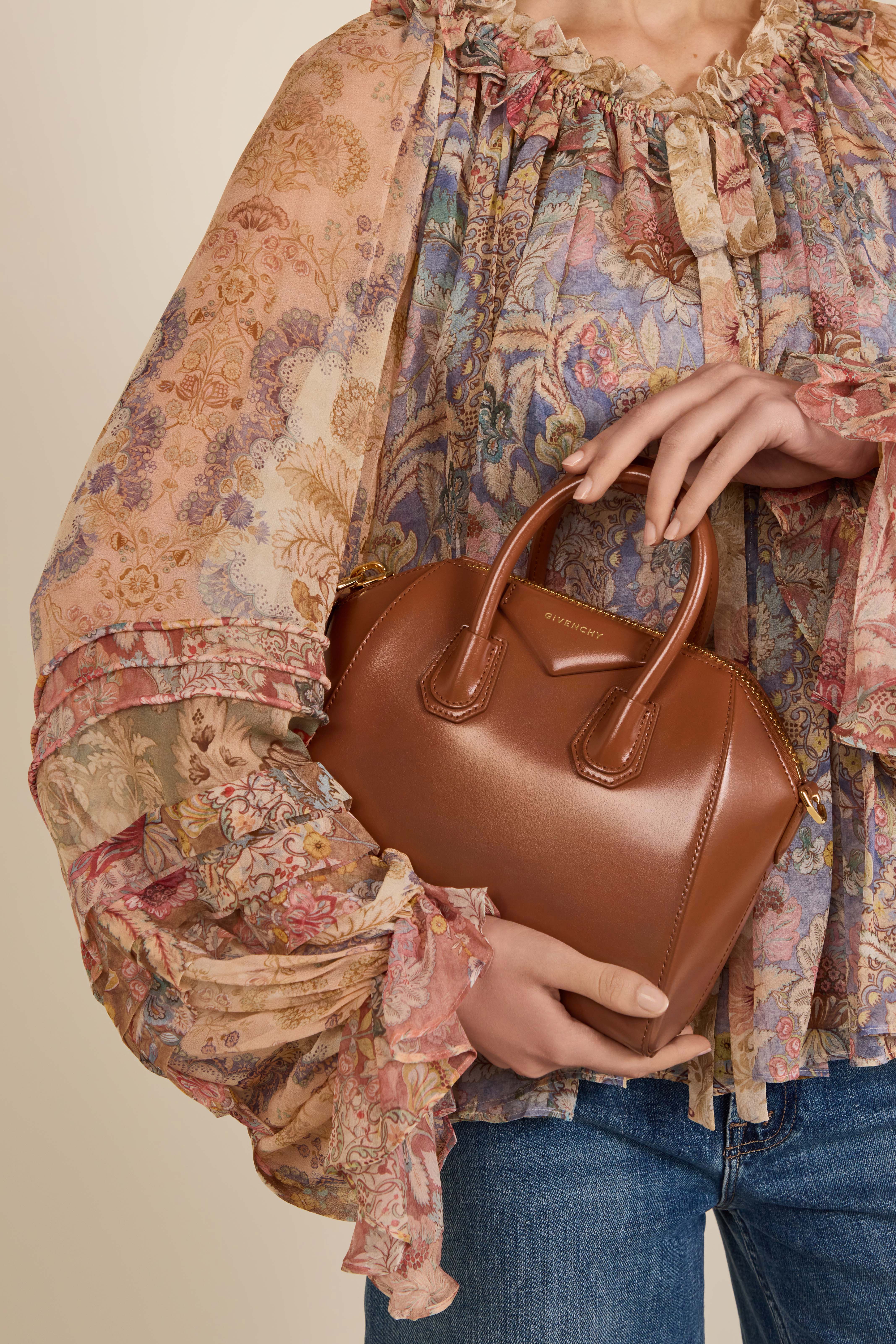 תמונת כל הלוק של תיק אנטיגונה מיני